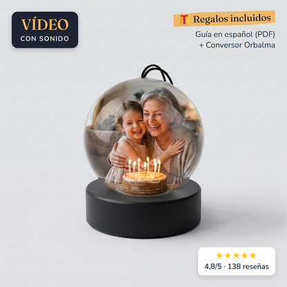 Esfera Orbalma encendida con el vídeo de una abuela y su nieta soplando las velas, con sonido y regalos incluidos