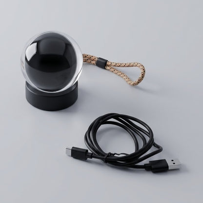Lo que llega en la caja: la esfera Orbalma, su base, el cable de carga y el cordón ya unido