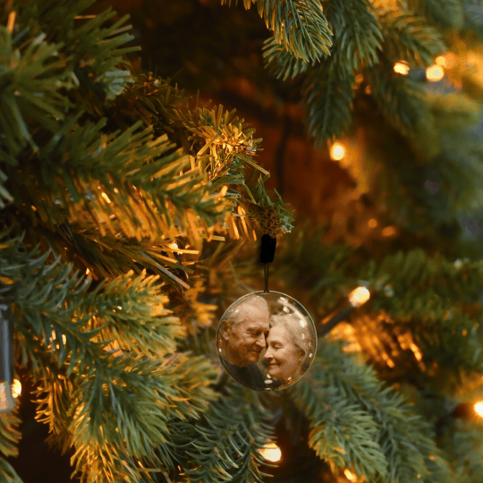 Esfera Orbalma colgada de un árbol de Navidad con el vídeo de dos abuelos bailando en el salón