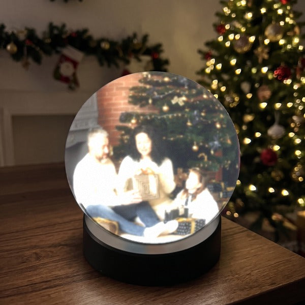 La esfera Orbalma junto al árbol de Navidad con el vídeo de una familia