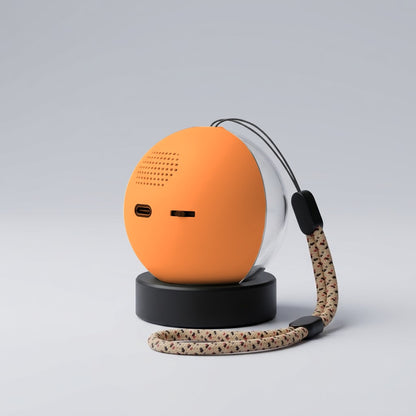 Parte trasera de la esfera Orbalma en color naranja, con su botón y la entrada del cable