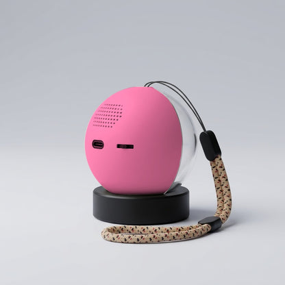 Parte trasera de la esfera Orbalma en color rosa, con su botón y la entrada del cable